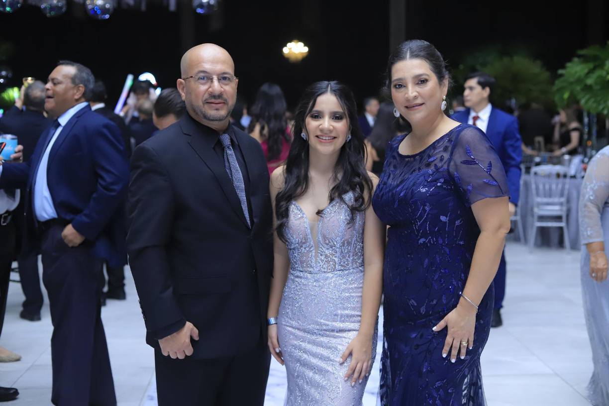 Karl, Alejandra y Rocío Estévez