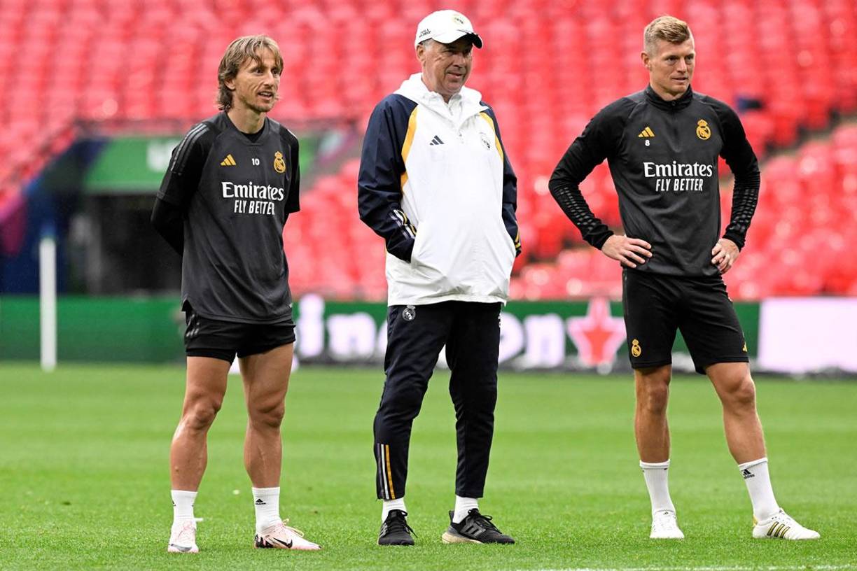 Carlo Ancelotti junto a Toni Kroos y Luka Modric, emblemas del Real Madrid.