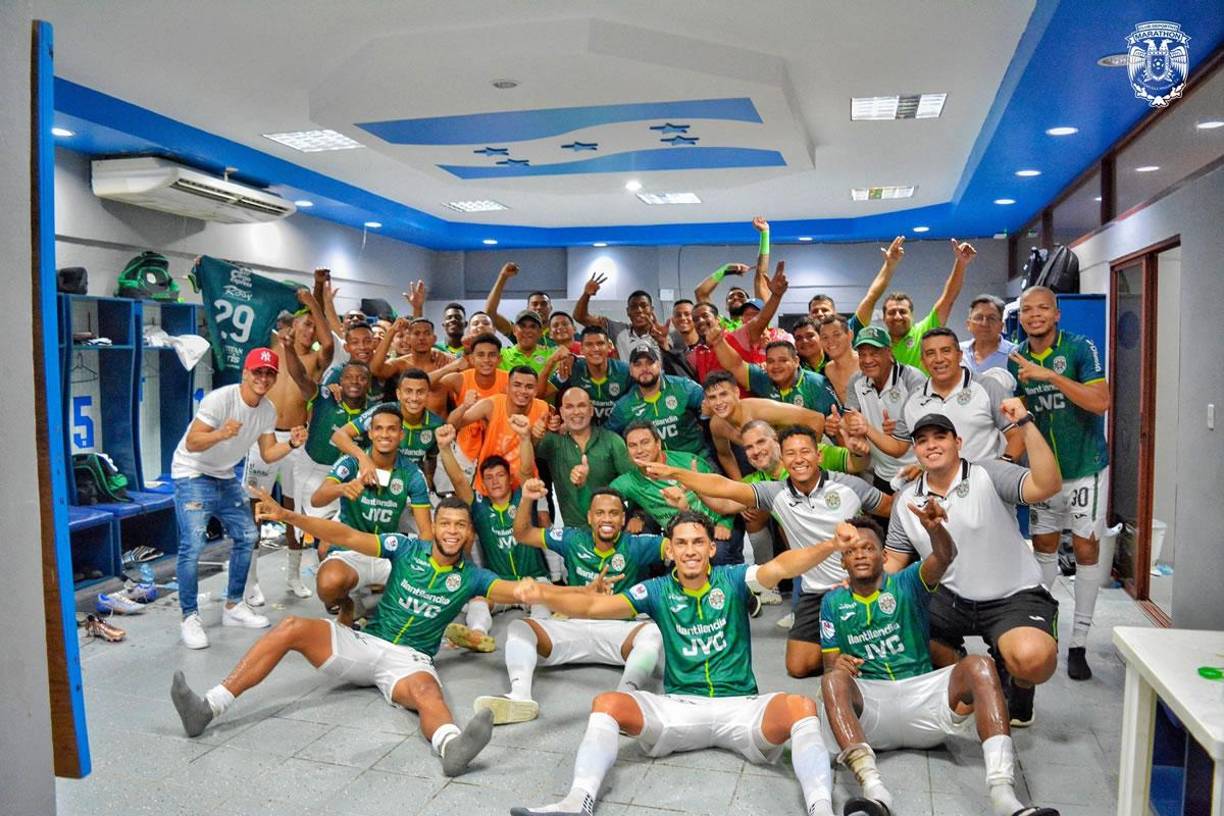 Así fue la celebración del Marathón en el vestuario del estadio Olímpico.