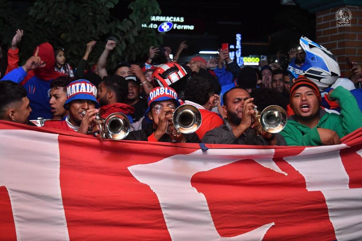 Las trompetas sonaron como nunca en la noche del banderazo de la barra del Olimpia.