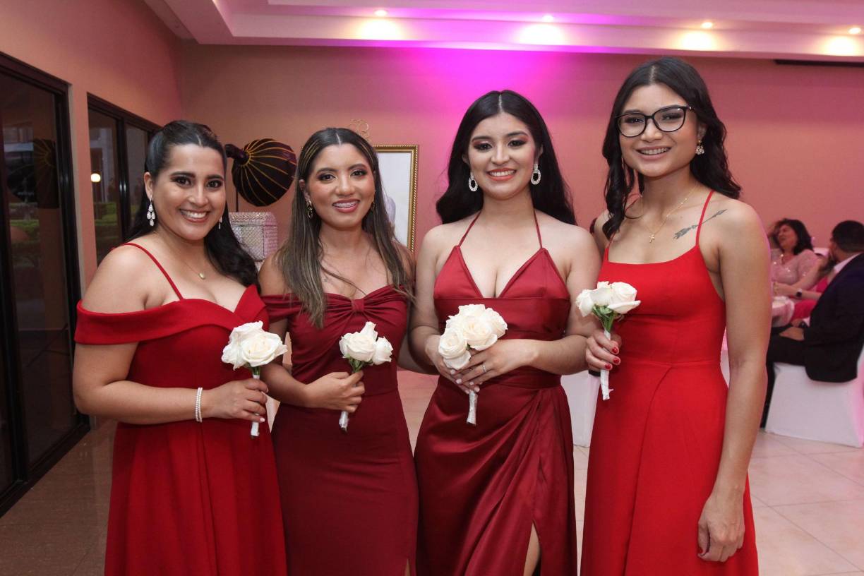 La boda Arita Gómez se celebró por todo lo alto en el Hotel Copantl. Los invitados extendieron muestras de cariño a los nuevos esposos Óscar Arita y Argery Gómez. Ahora, después de festejar como lo merecían, los esposos disfrutarán su luna de miel por Roatán. En la foto posan: Belkin Robles, Karelia Amador, Kristy Peña y Martha Torres