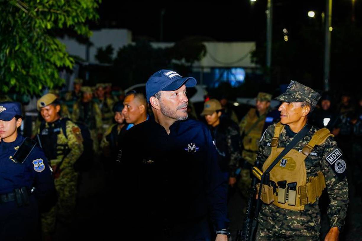El ministro de Seguridad, Gustavo Villatoro (c), y el ministro de Defensa, René Merino Monroy (d), encabezaron el operativo esta madrugada en San Marcos (El Salvador).