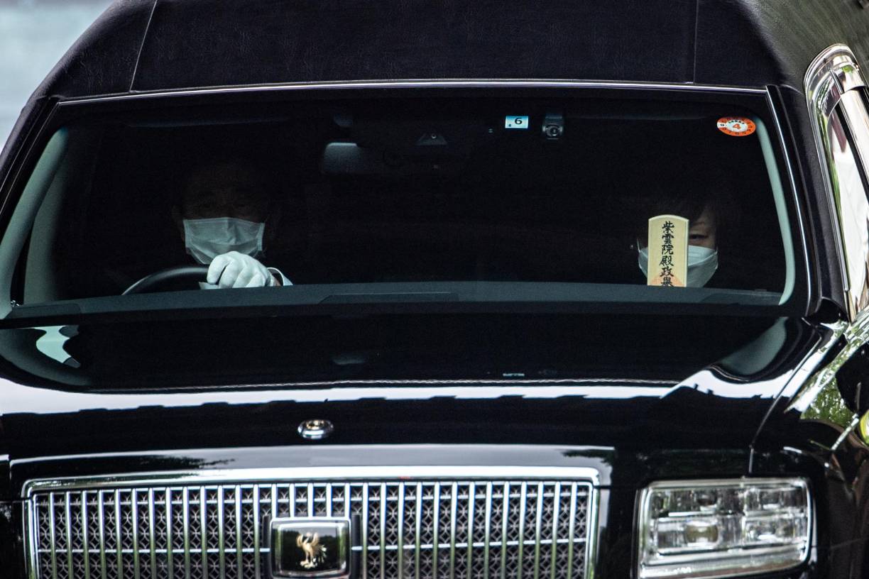 Durante todo el trayecto, filas de personas ofrecieron sus plegarias y sacaron fotografías del último recorrido de Abe.