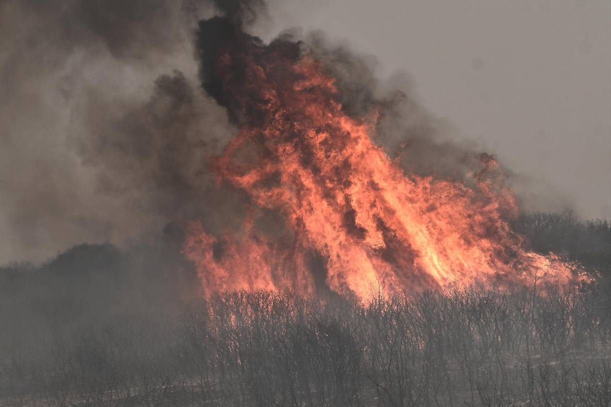 Los bomberos intensifican esfuerzos por combatir el fuego.