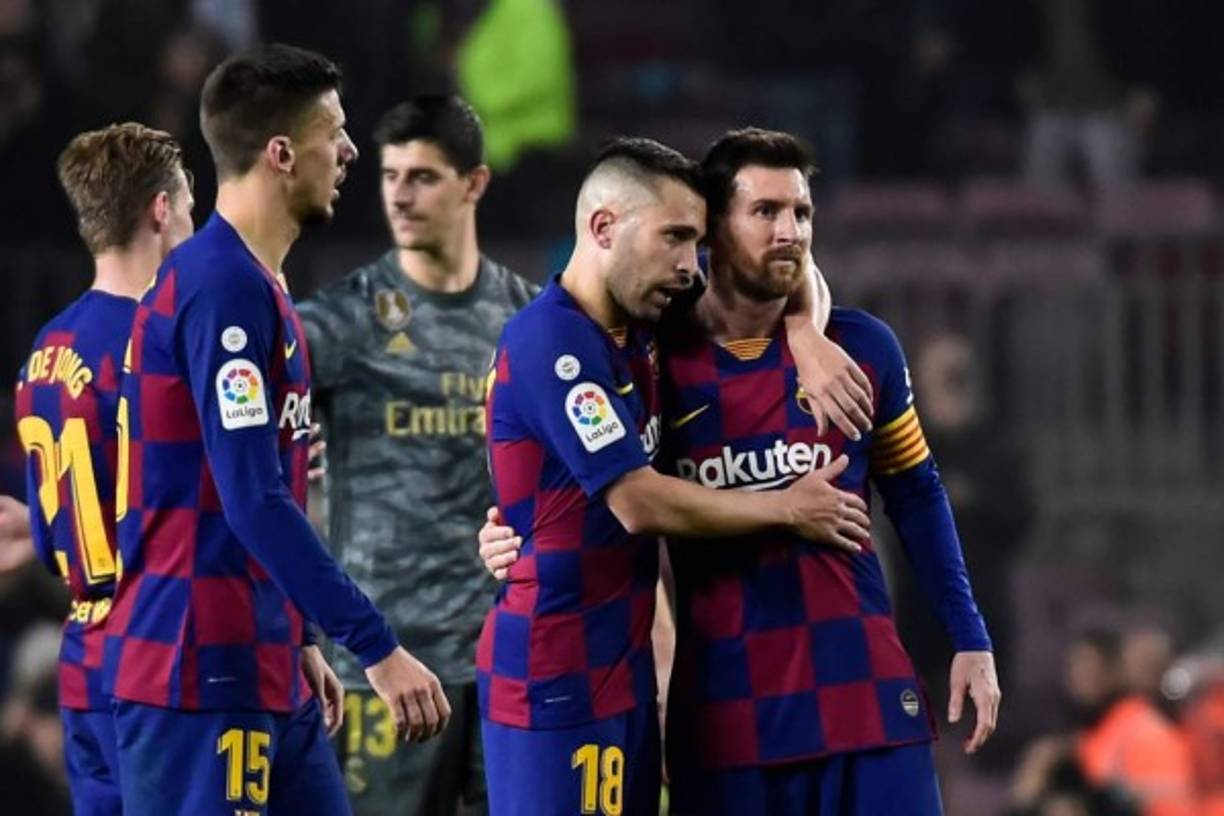 Jordi Alba, consolando a Messi que acabó triste el partido por el empate.