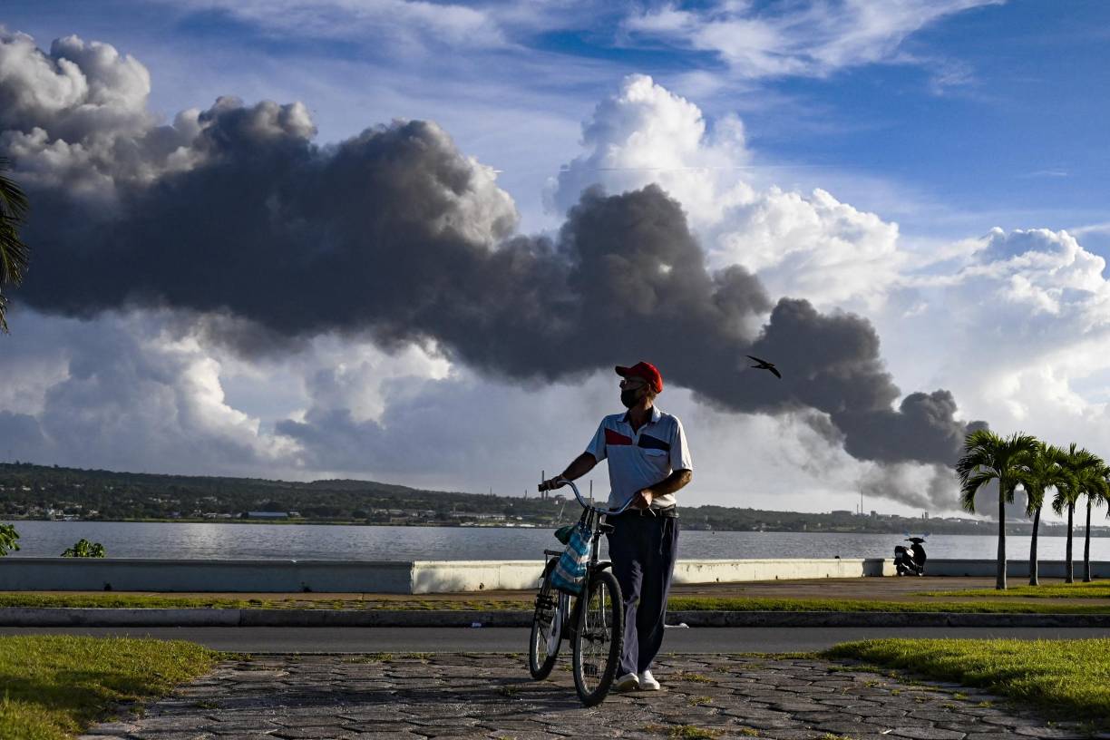 El director de Salud en Matanzas, Luis Wong Corrales, informó en una rueda de prensa hoy que el cadáver recuperado el sábado en la zona del siniestro pertenece a un miembro del cuerpo de bomberos que se encontraba participando en los trabajos de extinción.