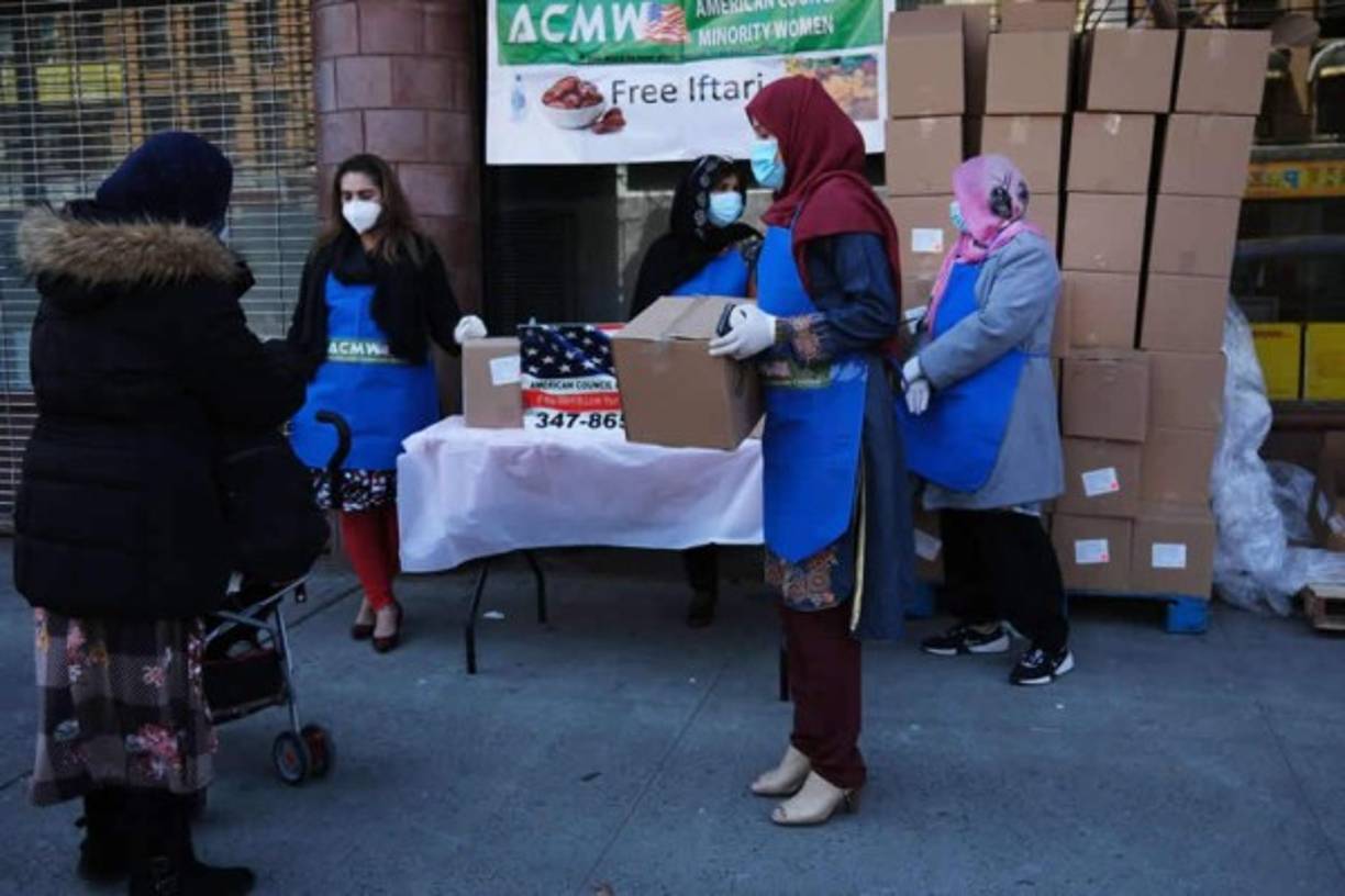 Las cajas de comida halal se distribuyen a los necesitados durante el Ramadán hoy en el distrito de Brooklyn de la ciudad de Nueva York.
