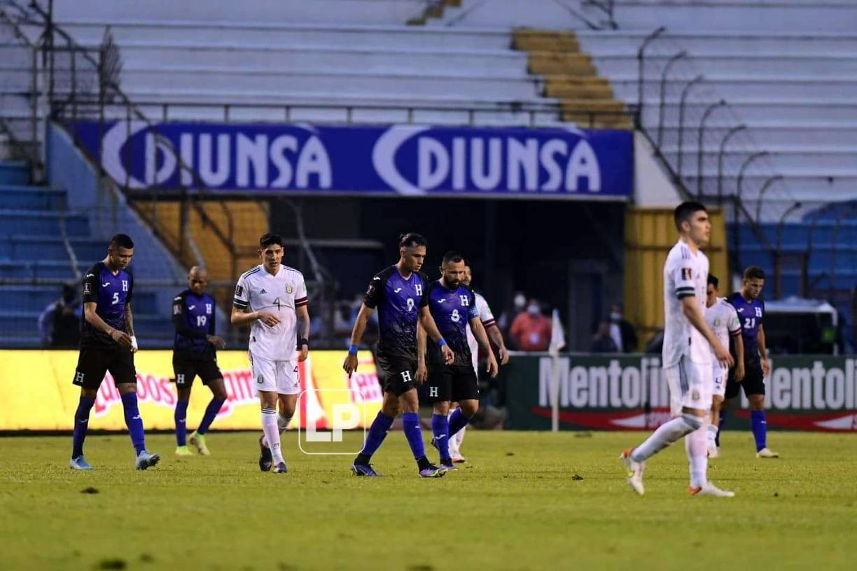 Los jugadores de la Selección de Honduras, tristes y cabizbajos por la derrota contra México.