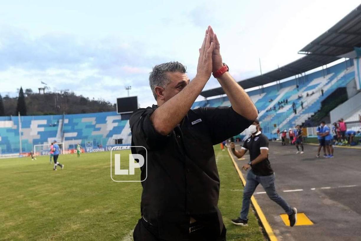 Diego Vázquez levanto los brazos en señal de agradecimiento a la afición de Motagua.