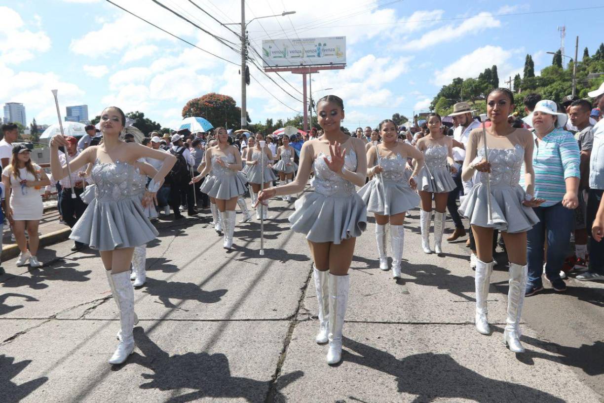 Además, demostraron su talento con interesantes coreografías al ritmo de los toques de la banda de guerra de dicho centro educativo. 
