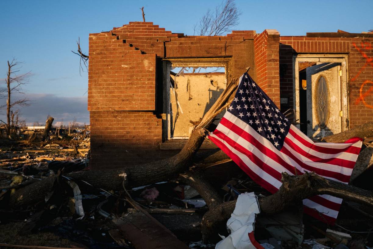 Entretanto comienzan a publicarse ya datos preliminares sobre el costo de los tornados del viernes: AccuWeather calcula que el daño material y económico (menores ingresos de las empresas y pérdidas de salarios y puestos de trabajo, entre otras variables) causados por los tornados costarán al país alrededor de 18.000 millones de dólares.