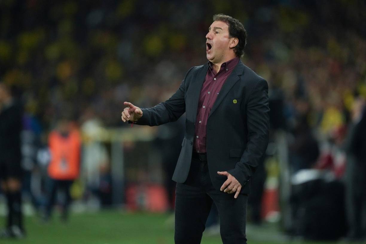 Frente a esto, confesó que cuenta con tres conjuntos totalmente iguales, y explicó que le “gustan los colores, en Melgar me acostumbré al rojo y negro y creo que me queda bien, así que vamos a seguir por ahí”. Además, mencionó que “no tengo muchas cábalas, una que otra, pero creo mucho en Dios y le pido a él que me ilumine para tomar sabias decisiones”.