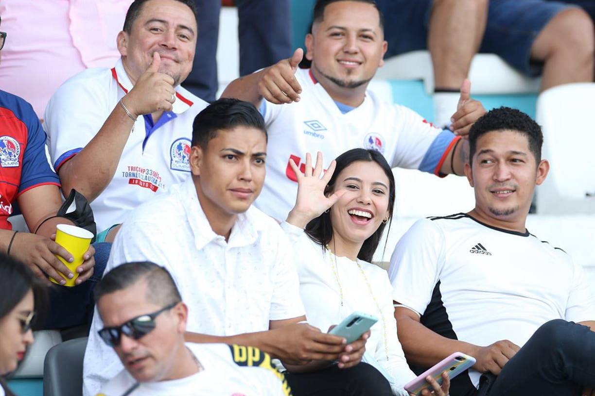 Exmundialista con su amada, bellezas y ambientazo en la semifinal Olimpia - Motagua