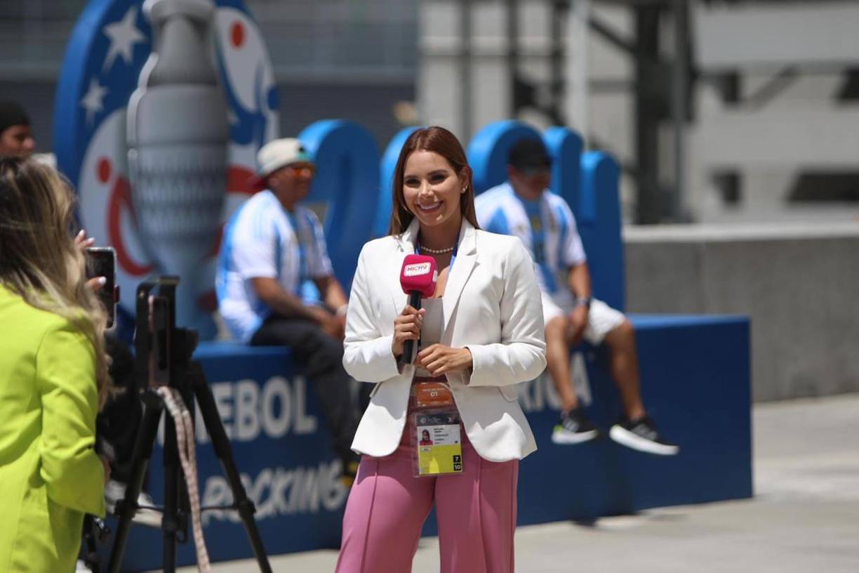 Una guapa periodista que cubre el partido de Argentina vs Canadá.