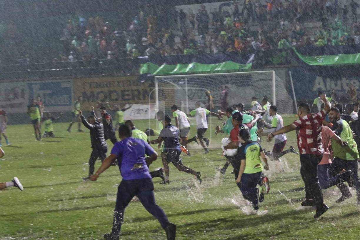 Tras el pitazo final, hubo invasión de aficionados y directivos del Olancho FC por lo que desató una auténtica fiesta deportiva.