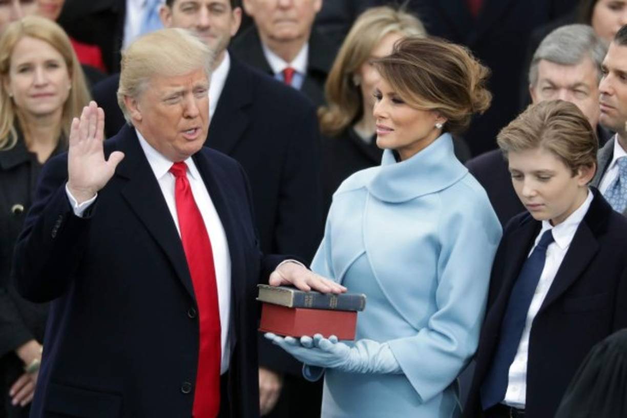 Una de las curiosidades que llamó la atención de los presentes es que Trump pidió hacer el juramento sobre dos biblias que sostiene su esposa.