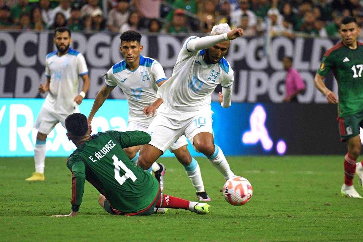 Alex López superando la marca del defensa mexicano Edson Álvarez.