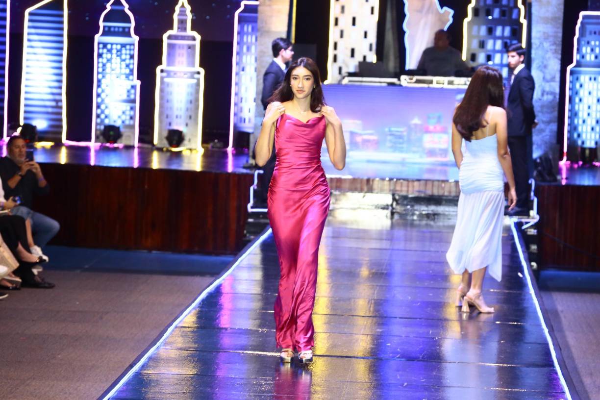 Los vestidos de un solo fondo, largos, y propicios para eventos de gala se expusieron durante el evento.