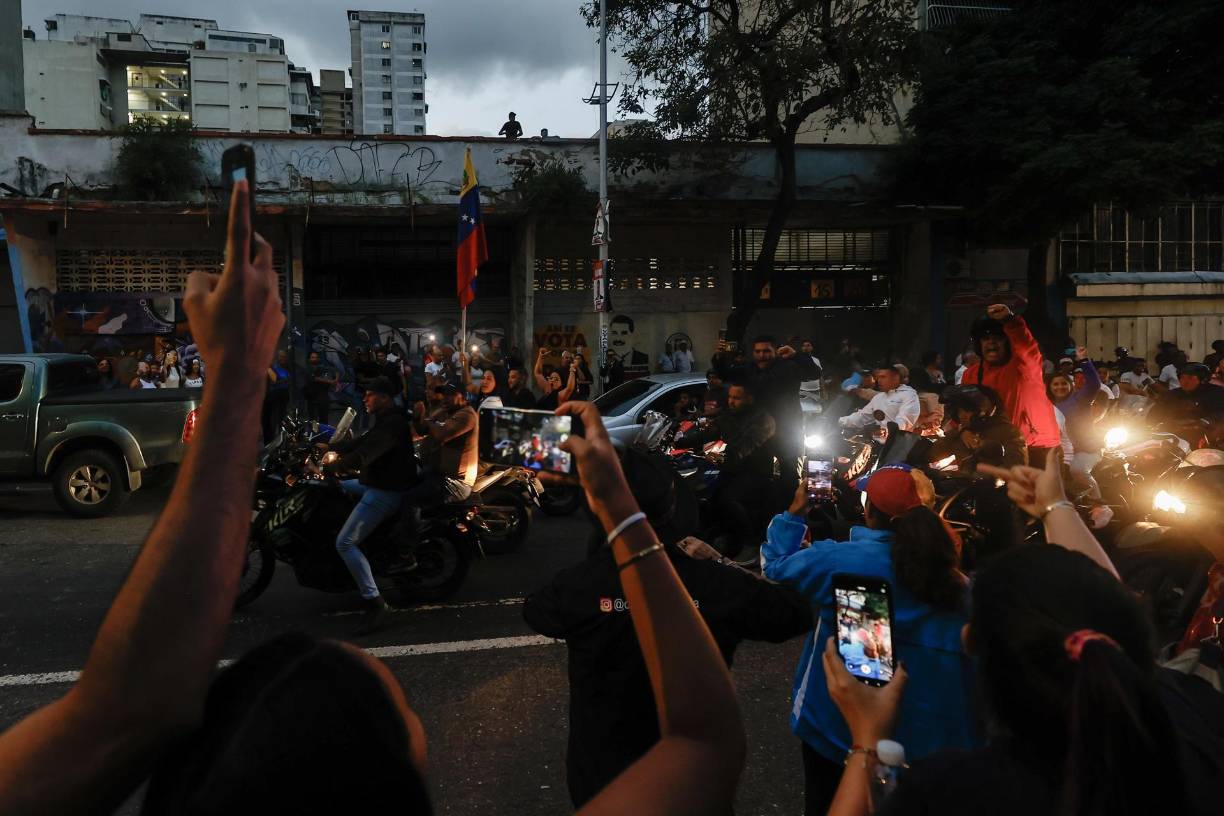 Los seguidores de Maduro realizaron una caravana de motocicletas para movilizarse también a los centros de votación donde se registran los primeros enfrentamientos.