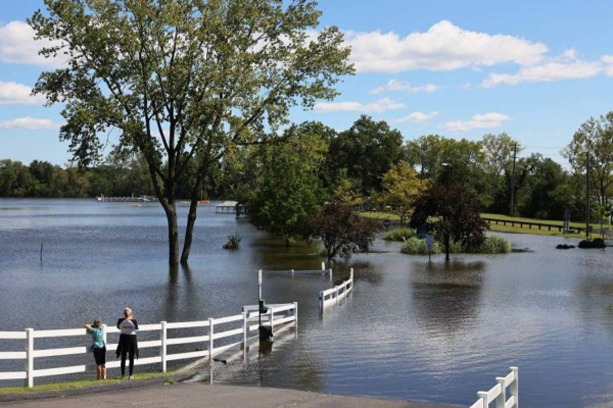 Pero la destrucción de la noche anterior se hacía evidente en las ramas de los árboles caídos de las calles, mientras los servicios del metro se reanudaban lentamente.