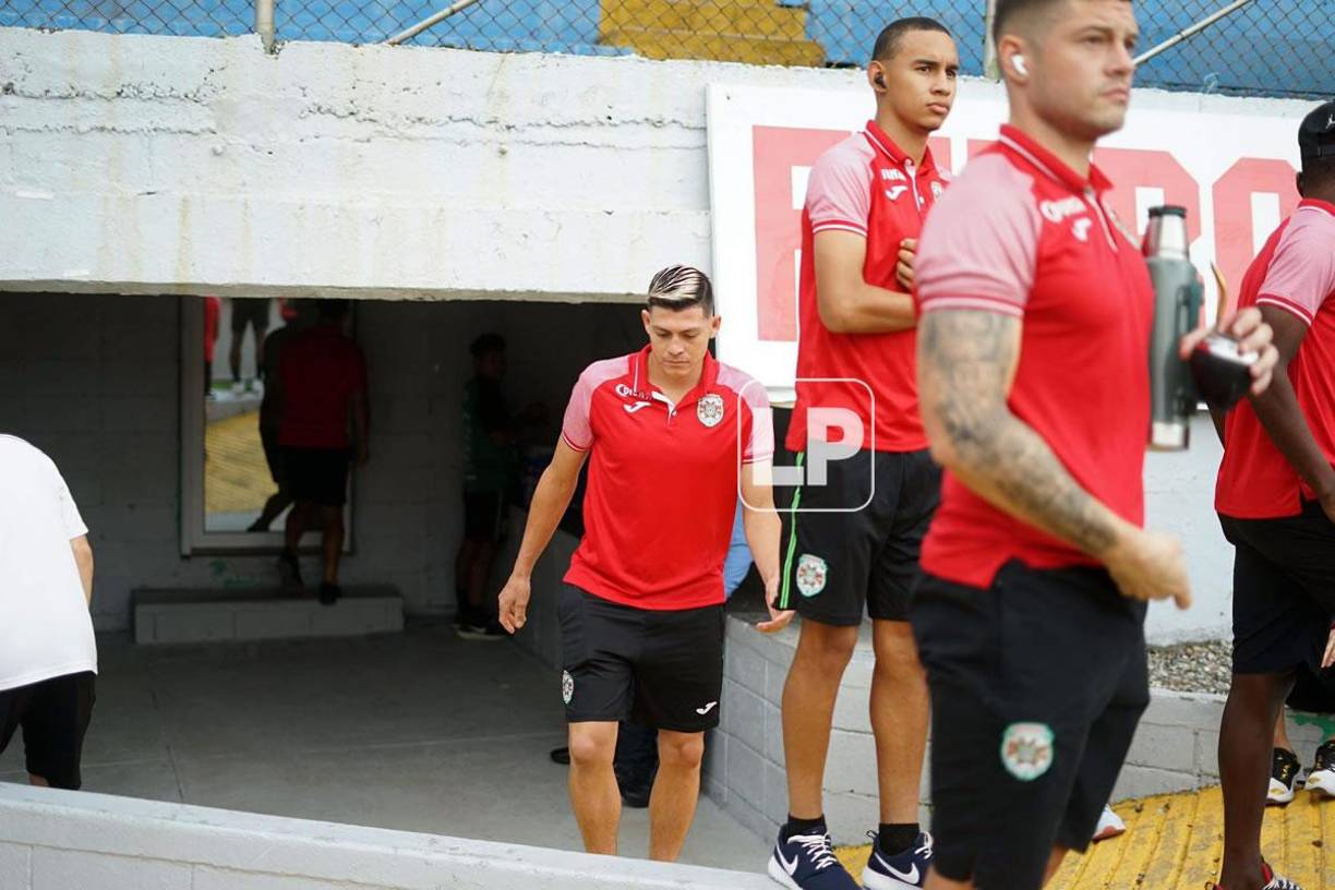 Francisco Martínez saliendo a la cancha del estadio Morazán, horas antes del partido.