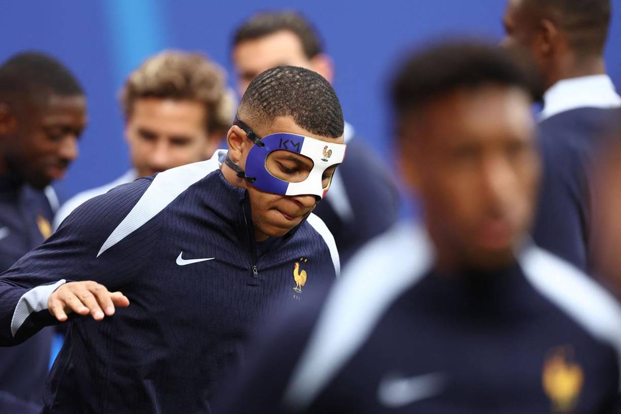 Kylian Mbappé participó en los primeros rondos de la sesión y completó con normalidad ejercicios de carreras con cierta intensidad.