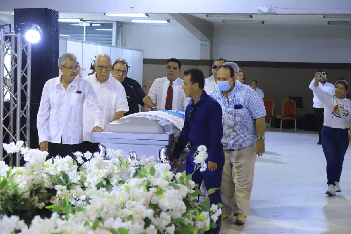 Una vez que finalice el tributo artístico a Moisés Canelo, se realizará una caravana fúnebre hasta el cementerio Jardines del Recuerdo, de San Pedro Sula, donde será enterrado. 