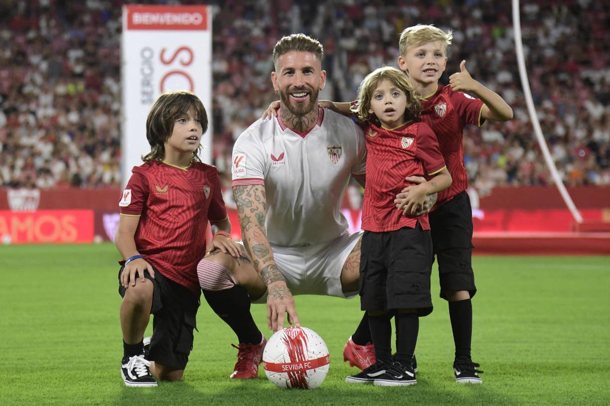 El español estuvo acompañado de sus seres queridos en su regreso al Sevilla tras su paso por el Real Madrid y el PSG.