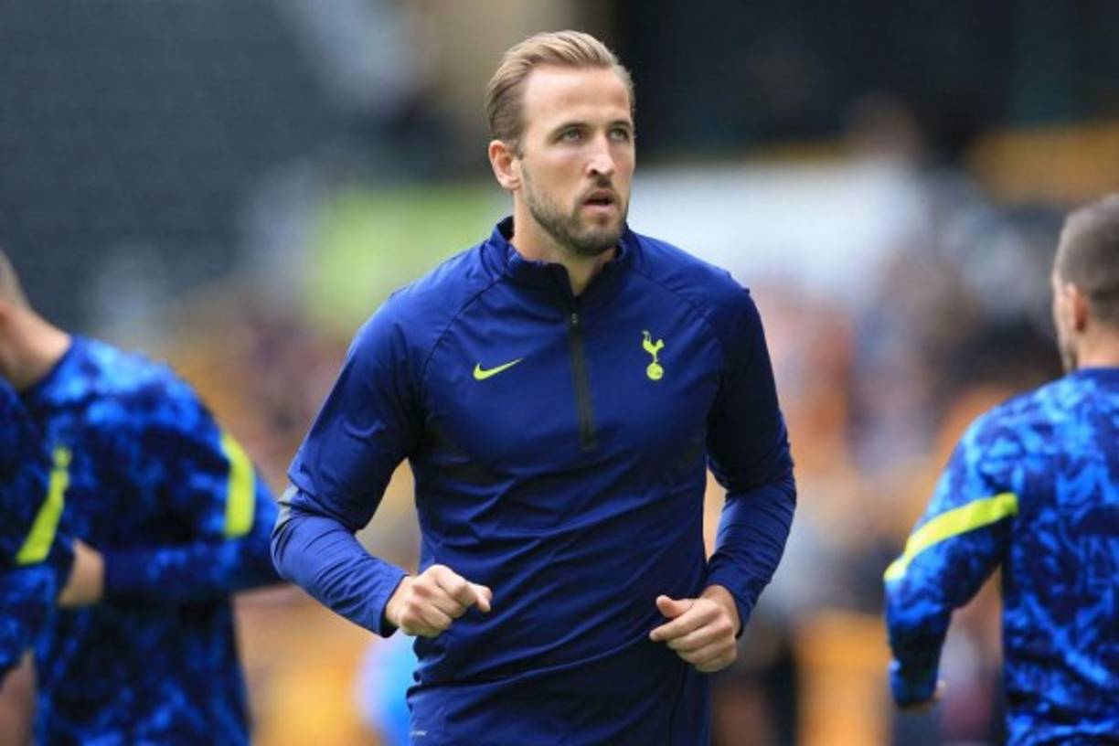 Harry Kane quiere ser de los mejores pagados de la Premier League. Tras decidir no irse del Tottenham, el delantero inglés ahora quiere renovar con los Spurs, pero no a cualquier precio. <br/><br/>El capitán de los Spurs se prepara para permanecer en el equipo en las próximas temporadas. Según informa The Times, el delantero inglés discute con el club londinense un contrato por valor de 466 mil euros semanales, uno de los mayores salarios de la competición.
