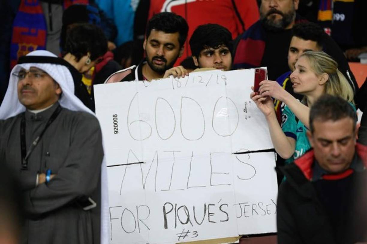 Otros aficionados portando una pancarta para Gerard Piqué.