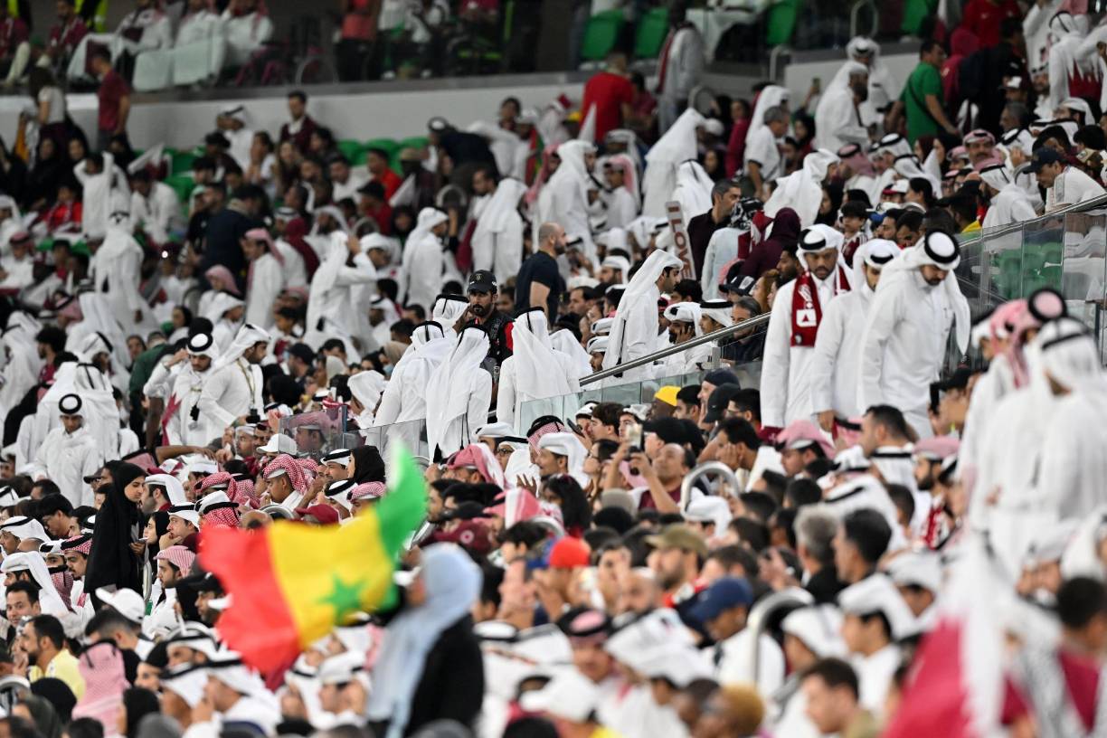 Algunos aficionados de Qatar empezaron a abandonar el encuentro tras la derrota.