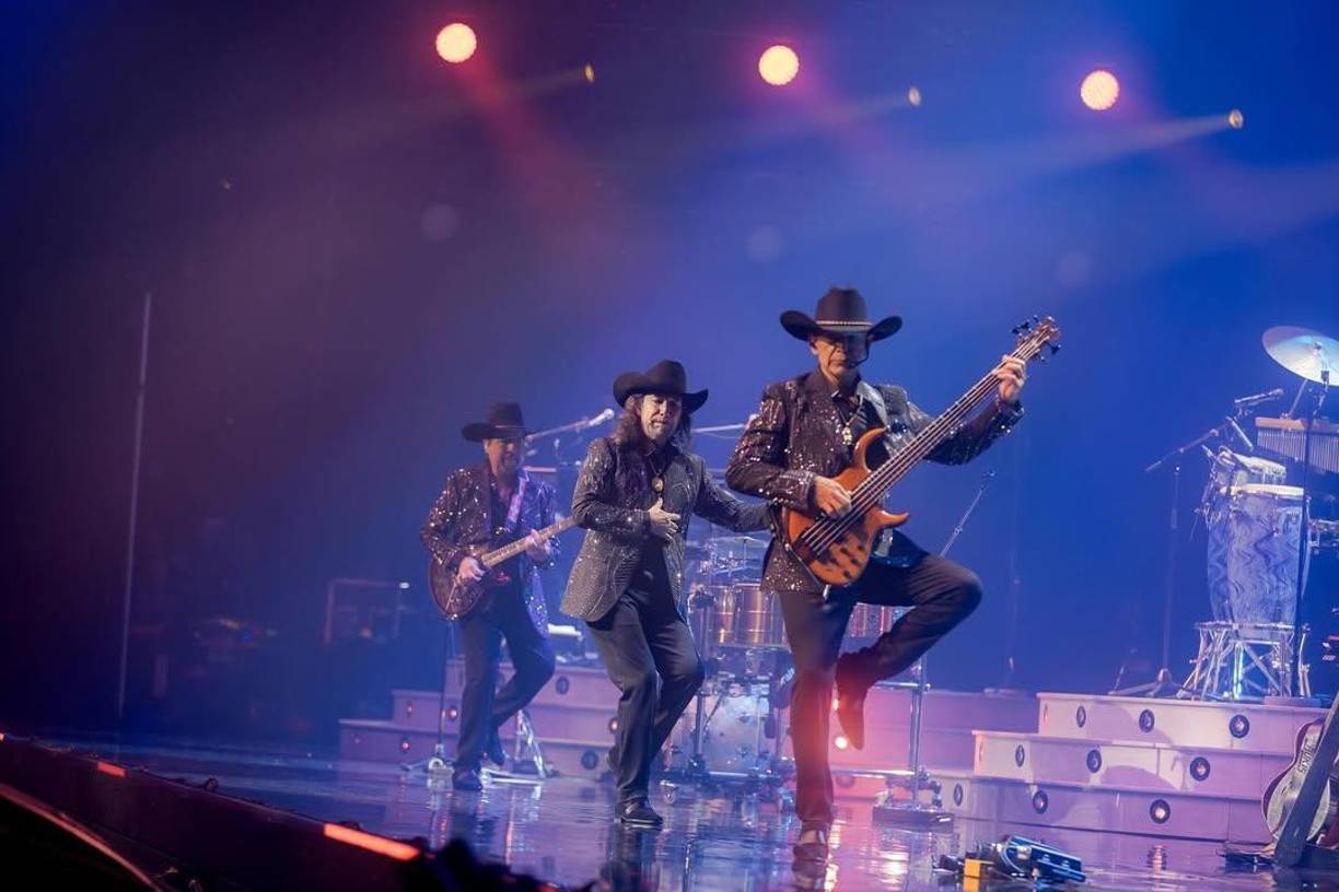 Sus canciones han sido parte de la banda sonora de muchas vidas en América Latina, y su música sigue siendo popular entre las nuevas generaciones. De los integrantes originales de Los Bukis, solamente dos siguen en el grupo, Marco Antonio Solís: Voz principal y guitarra y Joel Solís: Guitarra y segunda voz. Roberto Guadarrama: Trompeta y teclado; Eusebio “El Chivo” Cortez: Bajo; José “Pepe” Guadarrama: Saxofón y teclados; Pedro Sánchez: Batería; José Javier Solís: Congas y percusión son otros miembros que han vuelto a reunirse para deleitar a sus fans con sus clásicos y nuevos éxitos.