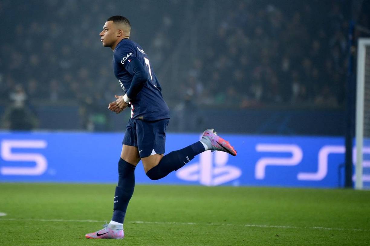 Kylian Mbappé entrando al campo en sustitución de Carlos Soler.