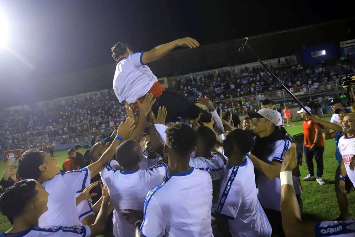 Pedro Troglio fue manteado por sus jugadores en la celebración del título de campeón del Olimpia.