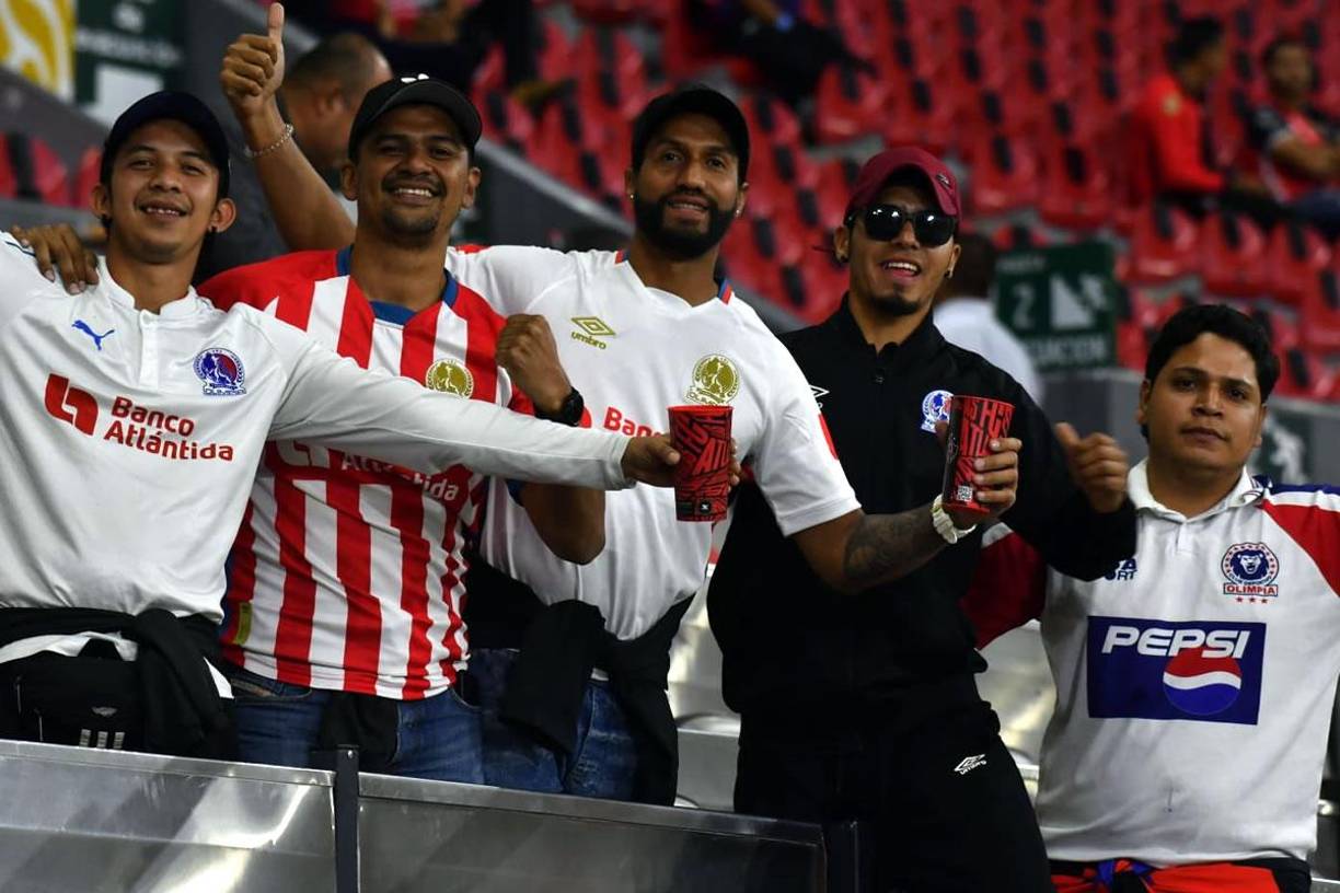 Aficionados del Olimpia disfrutando del ambiente en el estadio Jalisco.