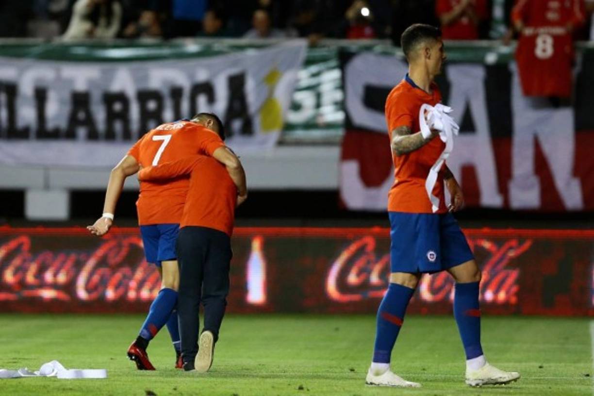 Uno de los momentos emotivos del partido se dio cuando Alexis Sánchez anotó el tercer gol de Chile. Un menor se metió a la cancha para estar con los jugadores, pero se cayó y golpeó fuertemente en la cabeza. Ante la preocupación de los jugadores, el niño se puso a llorar, siendo consolado por el delantero.
