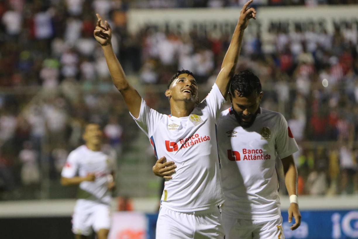 José Mario Pinto se encargó de abrir el marcador en el Olimpia vs Real España y fue felicitado por su compañero Jorge Álvarez.