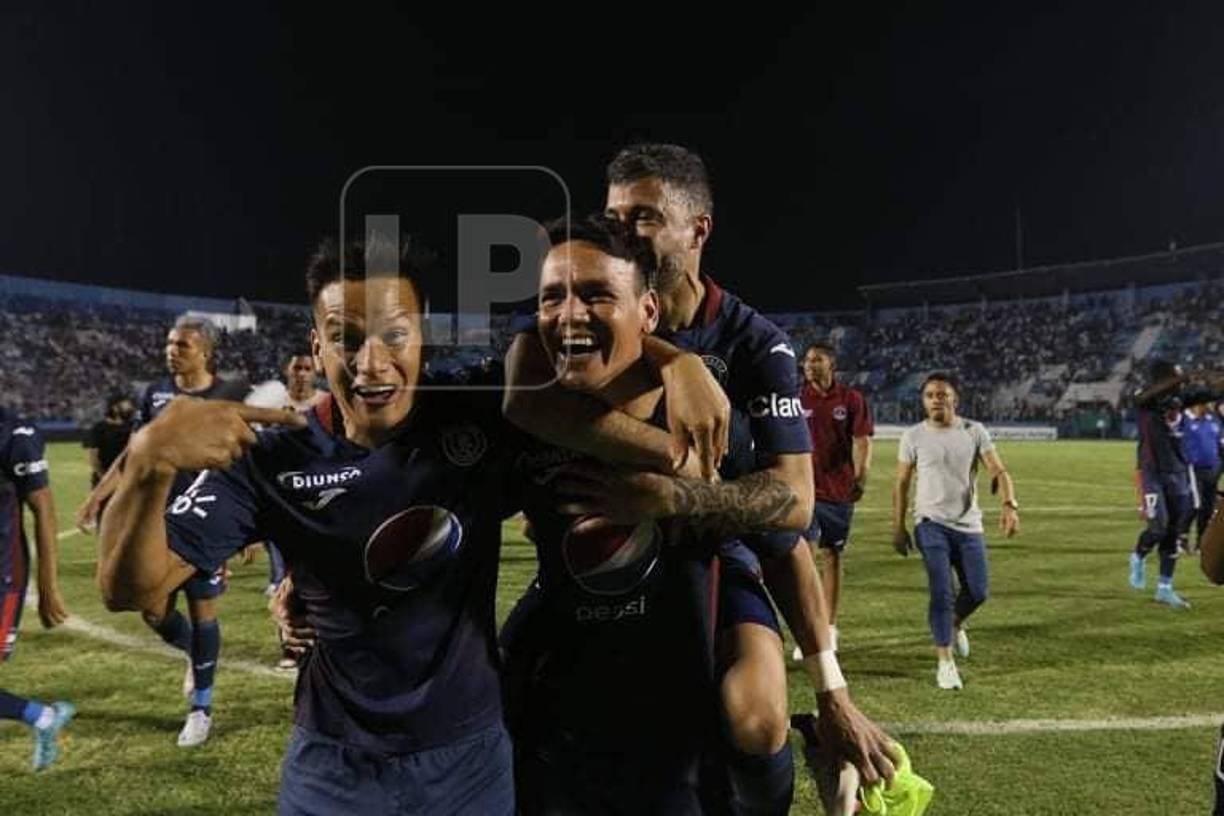 Los jugadores del Motagua celebraron el haber dejado en el camino al Olimpia.