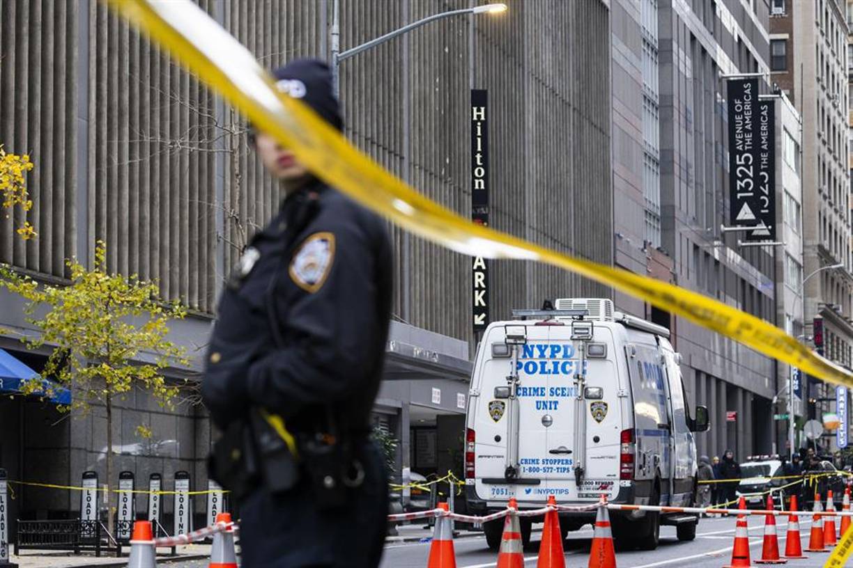 Las pistas que, de acuerdo con los medios locales, la policía está investigando son: una mochila, fotos, videos, municiones, una botella de agua y un teléfono. La policía dice que el sospechoso huyó de la escena del crimen el miércoles hasta el Central Park en bicicleta y luego tomó un taxi hasta la estación de autobuses de Port Authority, desde donde se supone que abandonó la ciudad de Nueva York.