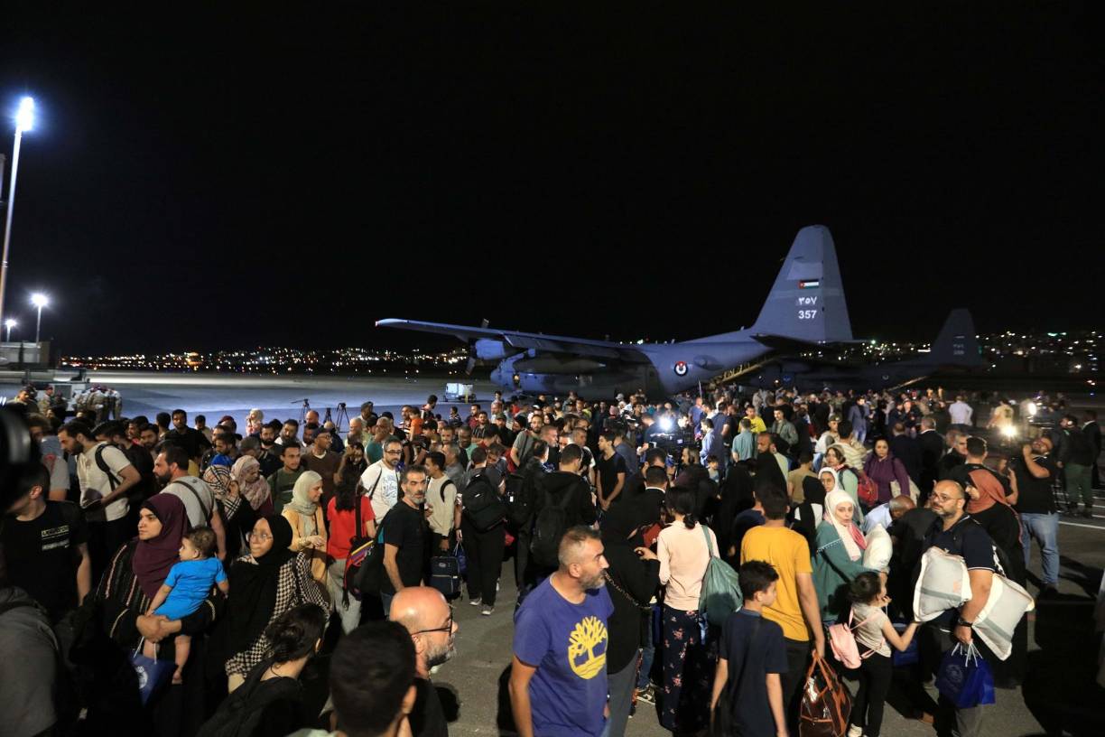 En total se evacuó a más de 1.000 ciudadanos de la Unión Europea (UE), según el jefe de la diplomacia del bloque, Josep Borrell.