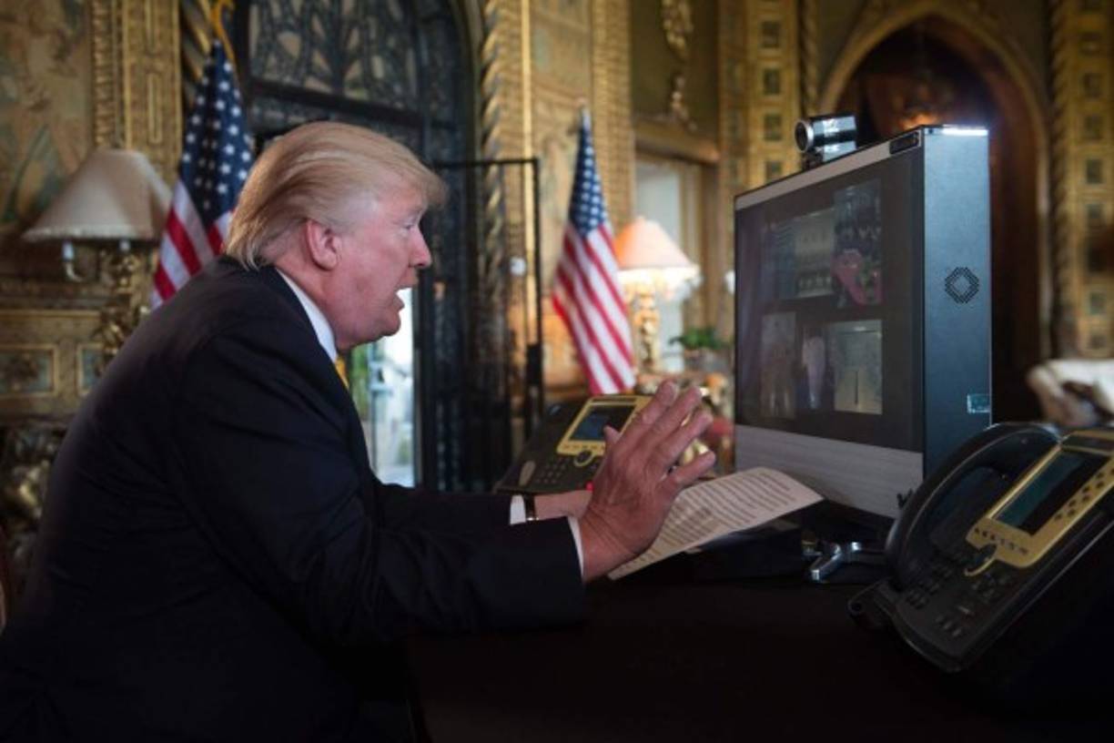 Trump también agradeció hoy a los militares desplegados en misiones por el mundo su sacrificio y heroísmo, en un mensaje en el que aprovechó para destacar el buen momento de la economía del país. En una videoconferencia en la que conectó desde su residencia en Florida con militares enviados a Afganistán, Irak, Turquía, Kuwait y el buque de la Armada USS Monterey, destacó que las tropas estadounidenses están infringiendo 'derrota tras derrota' al Estado Islámico.