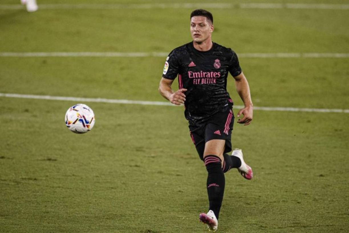 El Manchester United tiene en mente el fichaje del delantero serbio Luka Jovic y todo parece indicar que va a hacer una propuesta bastante elevada para tratar de convencer a los merengues. El futbolista considera una grandísima oportunidad jugar en Old Trafford y estaría dispuesto a marcharse del Santiago Bernabéu, como ya lo hizo cedido la temporada pasada en el Eintracht Frankfurt.