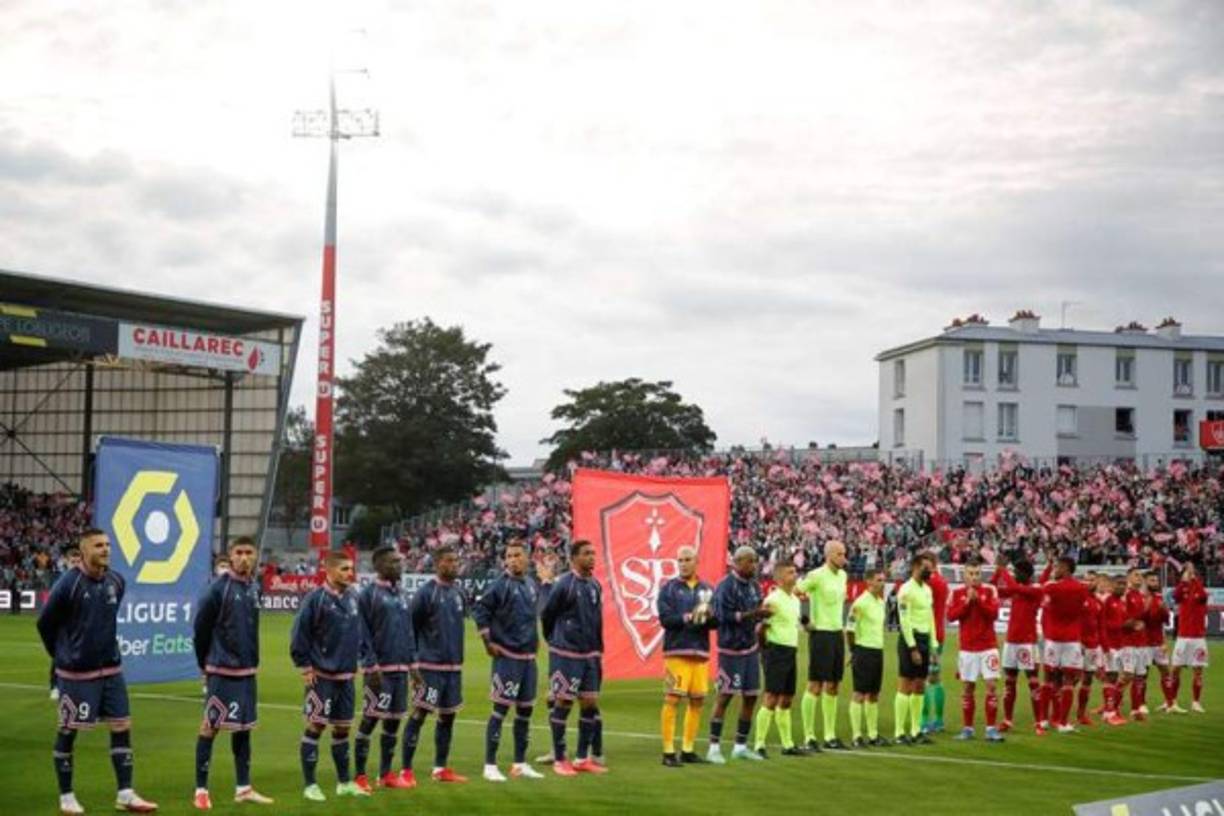 Los titulares del Brest y PSG antes del inicio del partido en el estadio Francis-Le Blé.