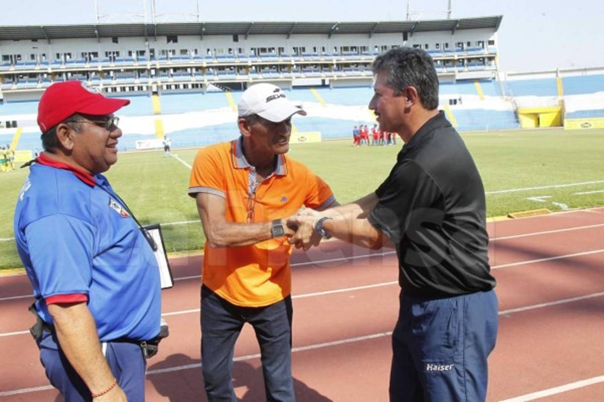 El técnico dle Gimnástico, Víctor Lozano, estrecha la mano de Mauro Reyes, su colega del Parrillas One.