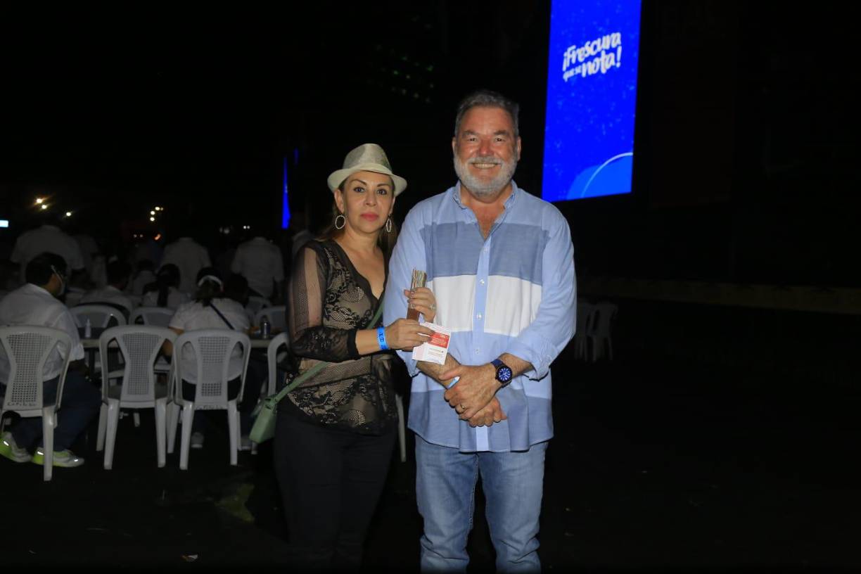 Don Roberto Contreras está con su esposa, Zoila Santos