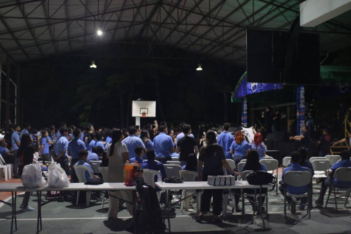 Jóvenes reunidos en el José Trinidad Reyes de San Pedro Sula.