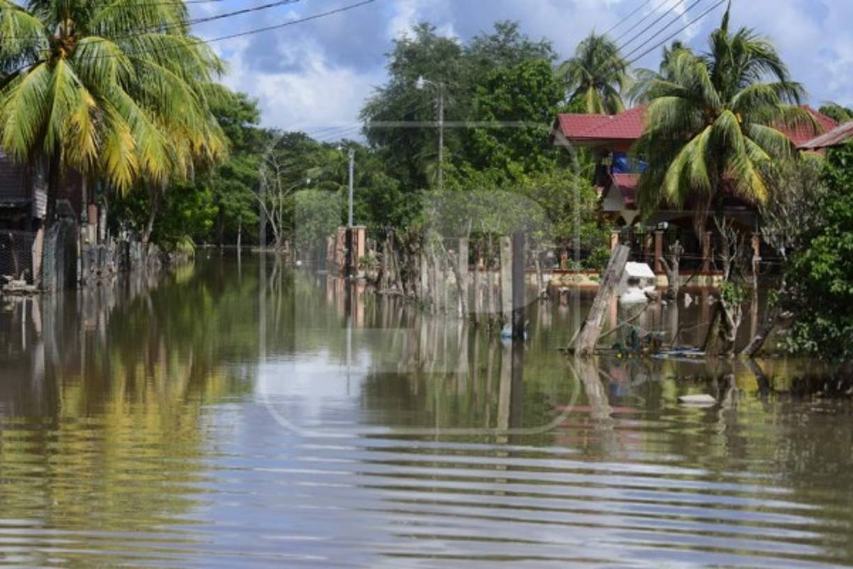 Las calles que llevaban a esos campos y aldeas fueron destruidos por las tormentas Eta y Iota, que además dañaron la red de agua potable y alumbrado eléctrico.