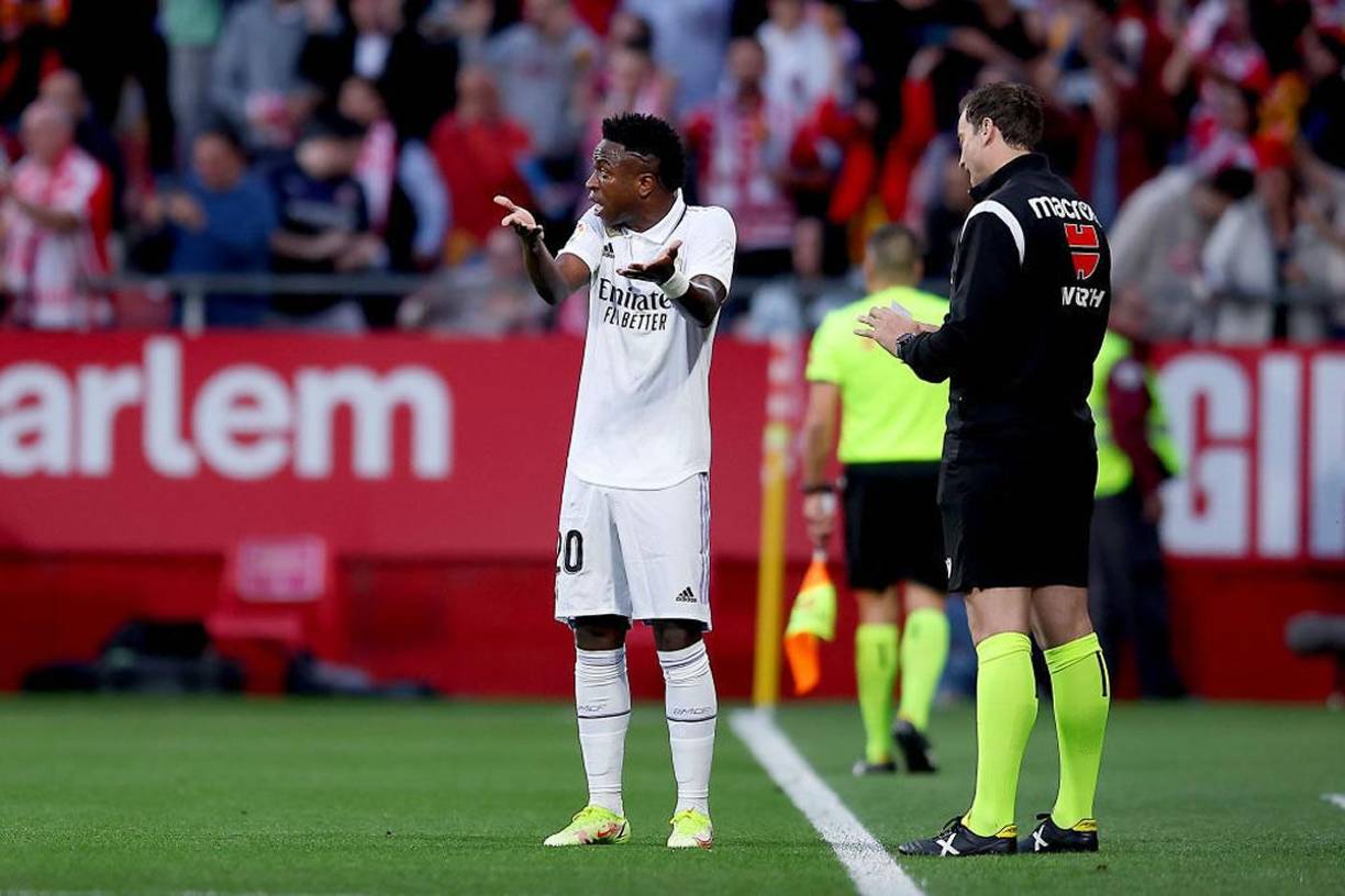 El futbolista brasileño le reclama al cuarto árbitro.