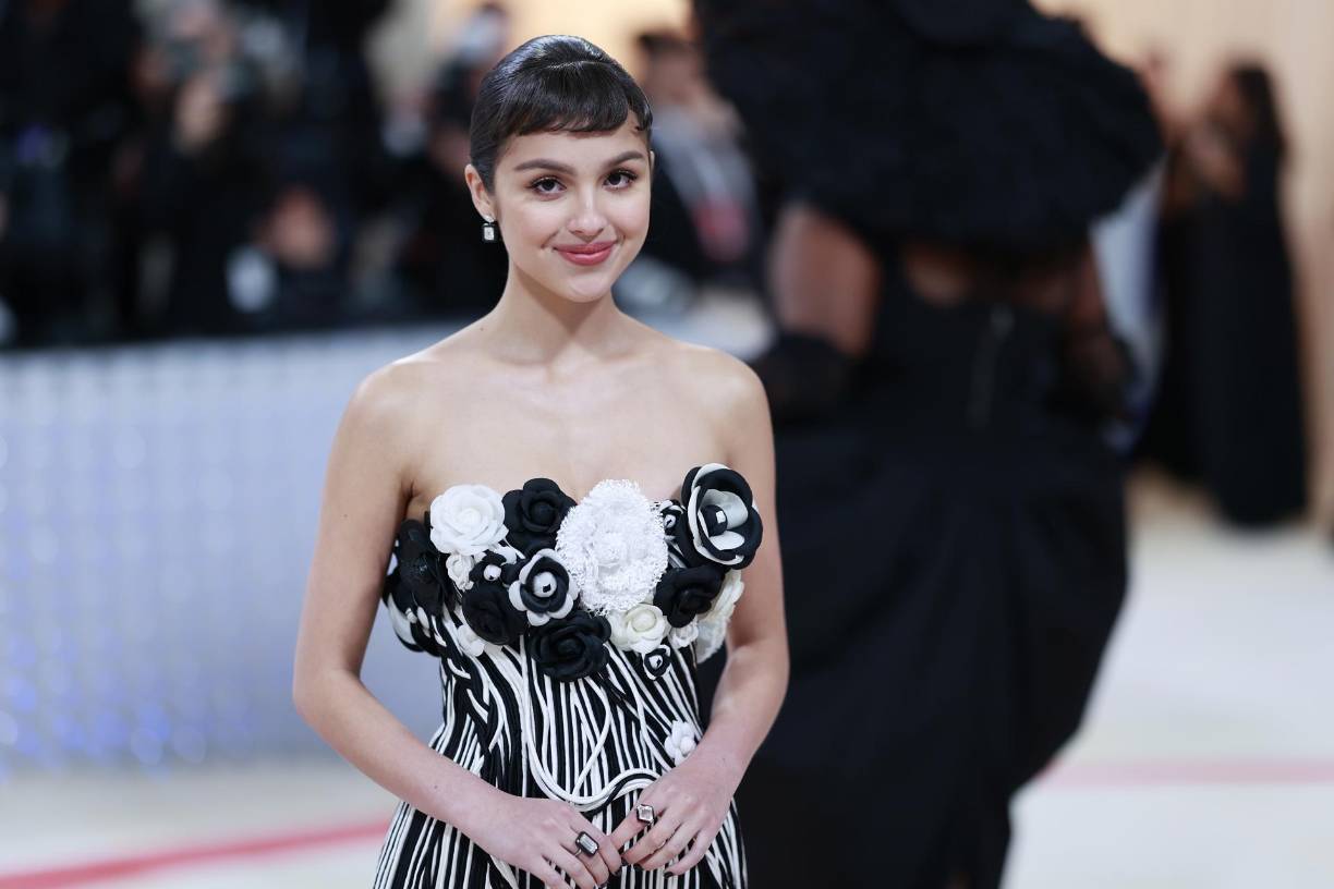 La cantante Olivia Rodrigo también retomó el símbolo con un vestido de flecos de Thom Browne con flores cosidas en el escote. 