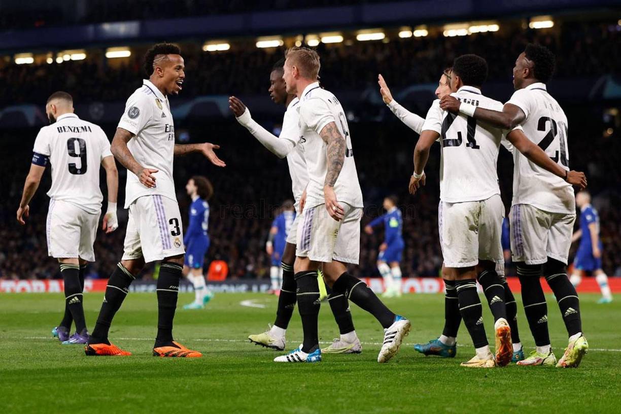 La celebración de los jugadores del Real Madrid tras el primer gol de Rodrygo.